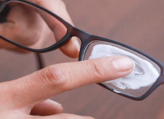 4 ways to remove scratches from your glasses!