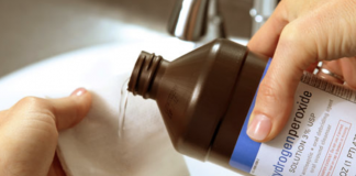 10 reasons to keep a bottle of hydrogen peroxide in your home