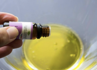 The proper way to make dandelion and coconut oil moisturizer