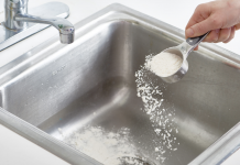 An easy method to polish stainless steel sinks