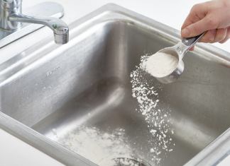 An easy method to polish stainless steel sinks