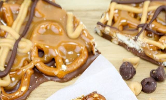 No Bake Caramel Pretzel Crack Bars!