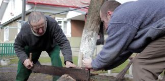 This father cuts up wood that costs $10 000 with his sons to give it to families in need of heat