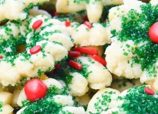 CREAM CHEESE SPRITZ COOKIES (CHRISTMAS TREATS!)