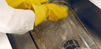 3 Ways To Thoroughly Clean Stubbornly Stained Bakeware