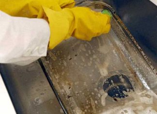 3 Ways To Thoroughly Clean Stubbornly Stained Bakeware