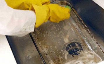 3 Ways To Thoroughly Clean Stubbornly Stained Bakeware