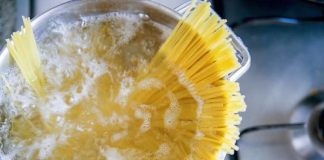 According To Cooking Experts, This Is Why You Should Stop Boiling Your Pasta In A Large Pot.