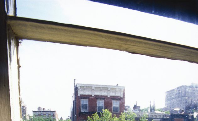 How to Remove Hard Water Stains From Glass