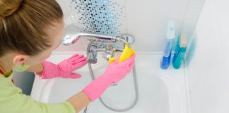 How To Easily Clean Your Bathtub Fast.