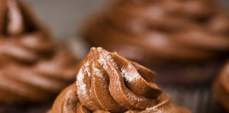 5-MINUTE CHOCOLATE BUTTERCREAM FROSTING (5-INGREDIENTS)