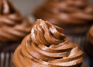 5-MINUTE CHOCOLATE BUTTERCREAM FROSTING (5-INGREDIENTS)