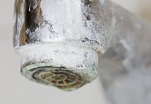 The Best And Most Effective 2-Ingredient Soap Scum Remover