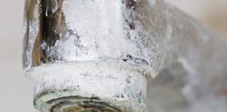 The Best And Most Effective 2-Ingredient Soap Scum Remover