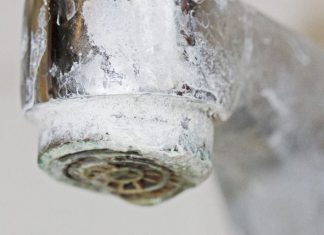 The Best And Most Effective 2-Ingredient Soap Scum Remover