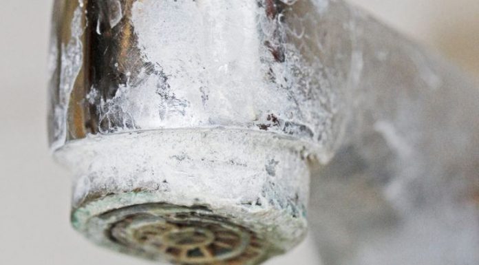 The Best And Most Effective 2-Ingredient Soap Scum Remover