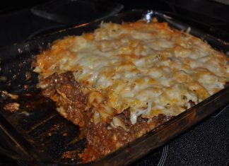 CHEESY LAYERED GROUND BEEF AND PASTA CASSEROLE