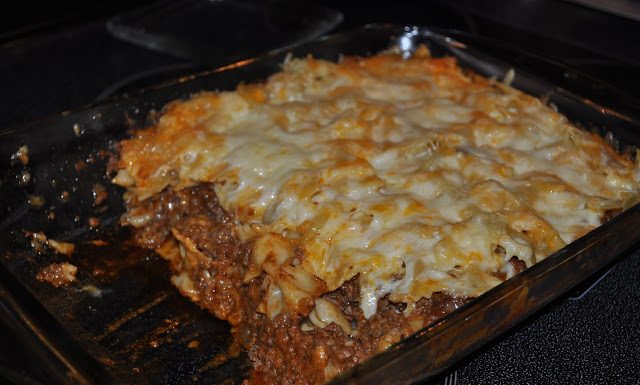 CHEESY LAYERED GROUND BEEF AND PASTA CASSEROLE