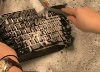 Cleaning the keyboard is easy with this ingenious trick