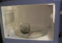 How To Clean Your Microwave Using Only Vinegar