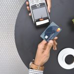 Płatność-zbliżeniowa-kartą-1024×683