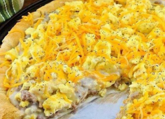 Sausage gravy breakfast pizza