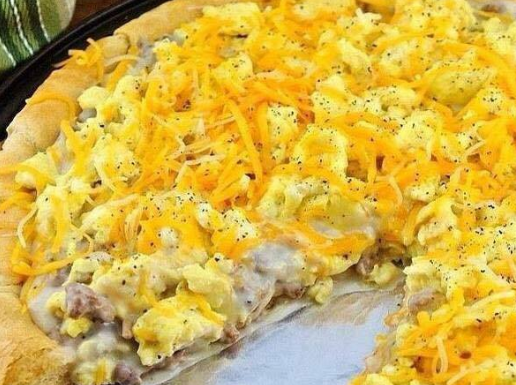 Sausage gravy breakfast pizza
