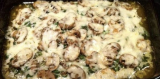 Chicken, spinach and mushrooms in a low-carb baking dish