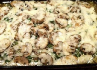 Chicken, spinach and mushrooms in a low-carb baking dish