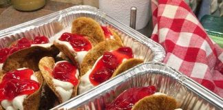 MINI STRAWBERRY CHEESECAKE TACOS