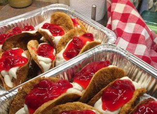 MINI STRAWBERRY CHEESECAKE TACOS