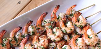 Grilled shrimps with garlic