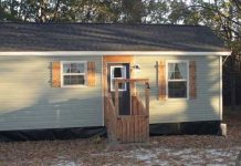 The small house of the mother-daughter duo is a comfortable refuge in the middle of the forest