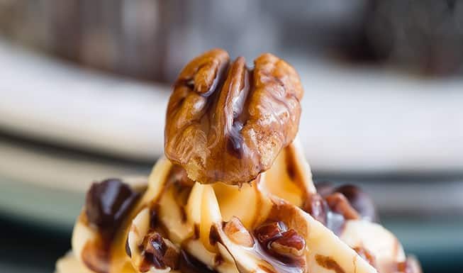 HOMEMADE CHOCOLATE TURTLE CUPCAKES