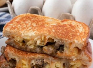 BREAKFAST GRILLED CHEESE