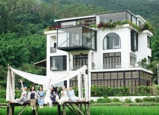 7 Best Friends Got Together And Built Their Dream Retirement Home