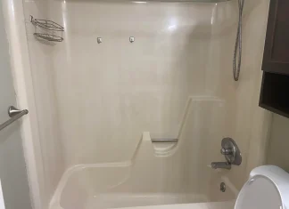 How To Effectively Clean The Tub And Shower