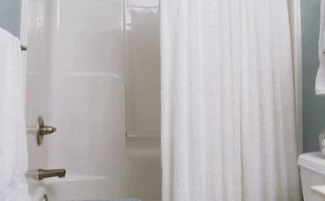 How To Effectively Clean Your Shower With A DIY Solution