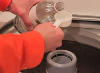 4 Reasons Why People Put Vinegar In With Their Laundry