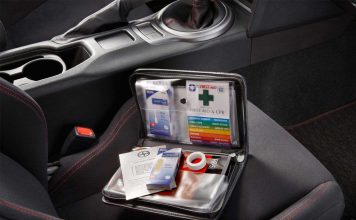 10 Important Things Everyone Should Have In Their Car This Winter