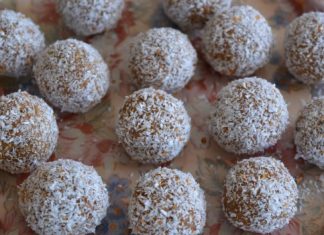 Raw Candies with Dried Pears and Cinnamon