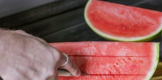 The woman’s simple trick for slicing watermelon