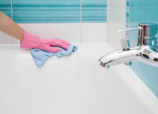 How to Clean Mold From Tub, Tile, and Grout Corners With Toilet Paper