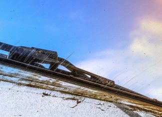 How to clean the inside of your windscreen, even when it is the greasiest