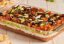 How to make a delicious layered nacho dip?