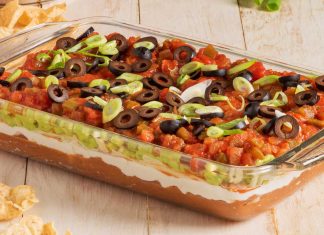 How to make a delicious layered nacho dip?