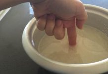 Measuring the rice/water ratio with your finger