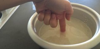 Measuring the rice/water ratio with your finger