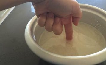 Measuring the rice/water ratio with your finger