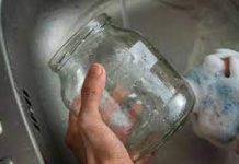 How to remove labels from glass bottles with an ingenious ingredient